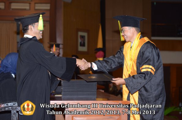 wisuda-unpad-gel-iii-ta-2012_2013-fakultas-ilmu-komunikasi-oleh-dekan-005