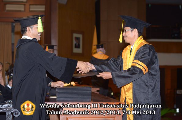 wisuda-unpad-gel-iii-ta-2012_2013-fakultas-ilmu-komunikasi-oleh-dekan-016