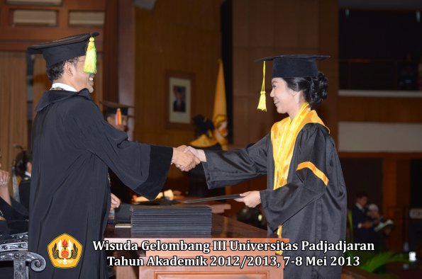 wisuda-unpad-gel-iii-ta-2012_2013-fakultas-ilmu-komunikasi-oleh-dekan-021