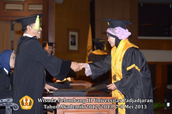 wisuda-unpad-gel-iii-ta-2012_2013-fakultas-ilmu-komunikasi-oleh-dekan-033