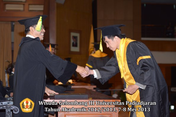 wisuda-unpad-gel-iii-ta-2012_2013-fakultas-ilmu-komunikasi-oleh-dekan-037