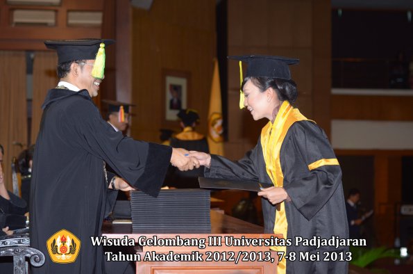 wisuda-unpad-gel-iii-ta-2012_2013-fakultas-ilmu-komunikasi-oleh-dekan-052