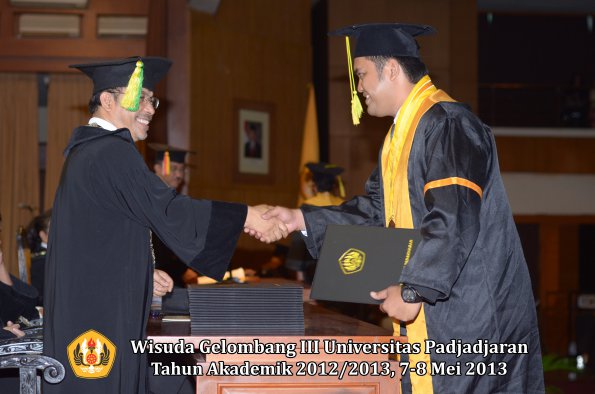 wisuda-unpad-gel-iii-ta-2012_2013-fakultas-ilmu-komunikasi-oleh-dekan-060