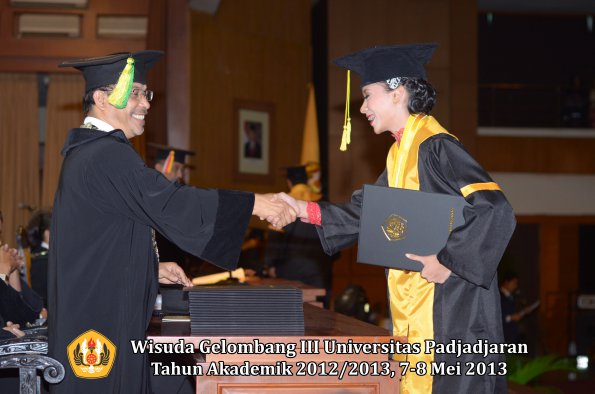 wisuda-unpad-gel-iii-ta-2012_2013-fakultas-ilmu-komunikasi-oleh-dekan-061