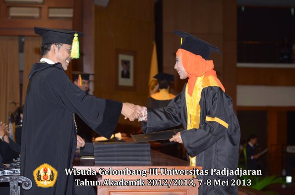 wisuda-unpad-gel-iii-ta-2012_2013-fakultas-ilmu-komunikasi-oleh-dekan-062