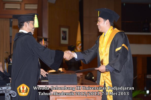 wisuda-unpad-gel-iii-ta-2012_2013-fakultas-ilmu-komunikasi-oleh-dekan-064