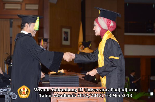 wisuda-unpad-gel-iii-ta-2012_2013-fakultas-ilmu-komunikasi-oleh-dekan-065