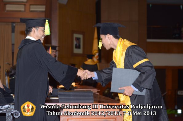 wisuda-unpad-gel-iii-ta-2012_2013-fakultas-ilmu-komunikasi-oleh-dekan-067