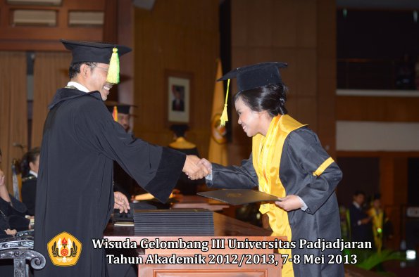 wisuda-unpad-gel-iii-ta-2012_2013-fakultas-ilmu-komunikasi-oleh-dekan-069