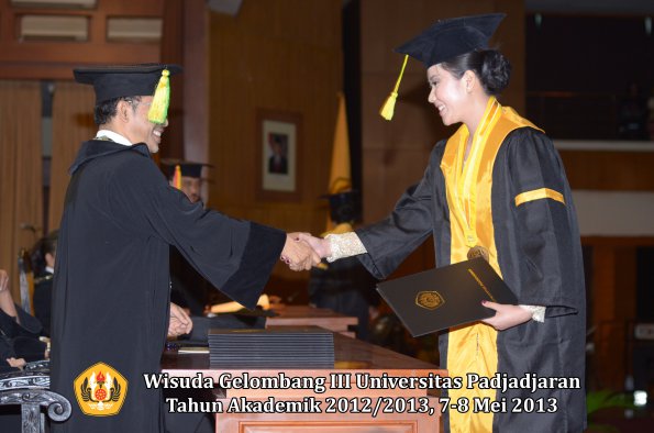 wisuda-unpad-gel-iii-ta-2012_2013-fakultas-ilmu-komunikasi-oleh-dekan-070