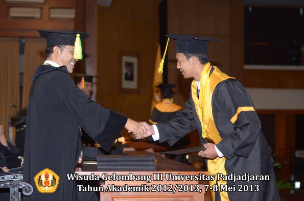 wisuda-unpad-gel-iii-ta-2012_2013-fakultas-ilmu-komunikasi-oleh-dekan-073