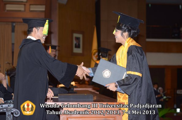 wisuda-unpad-gel-iii-ta-2012_2013-fakultas-ilmu-komunikasi-oleh-dekan-076