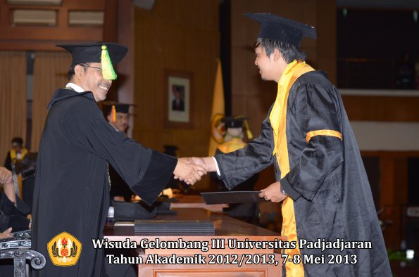 wisuda-unpad-gel-iii-ta-2012_2013-fakultas-ilmu-komunikasi-oleh-dekan-079