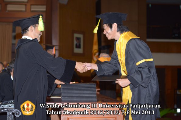 wisuda-unpad-gel-iii-ta-2012_2013-fakultas-ilmu-komunikasi-oleh-dekan-101