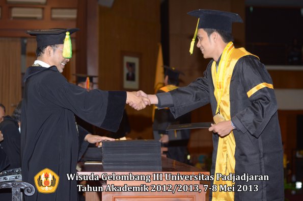 wisuda-unpad-gel-iii-ta-2012_2013-fakultas-ilmu-komunikasi-oleh-dekan-102