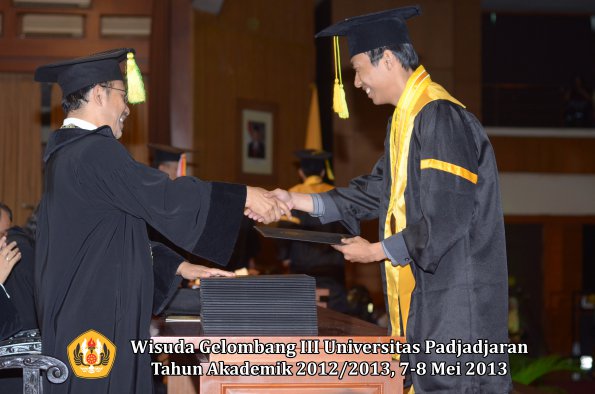 wisuda-unpad-gel-iii-ta-2012_2013-fakultas-ilmu-komunikasi-oleh-dekan-103