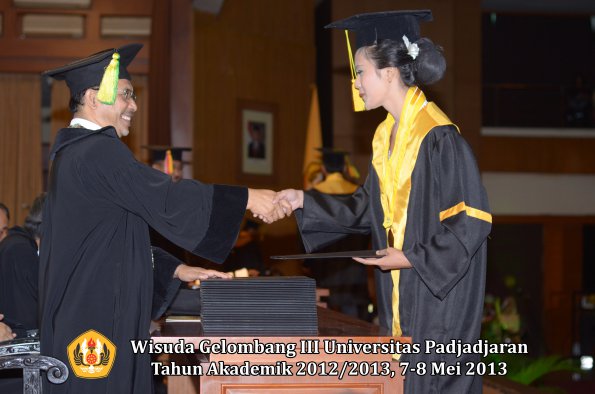 wisuda-unpad-gel-iii-ta-2012_2013-fakultas-ilmu-komunikasi-oleh-dekan-104