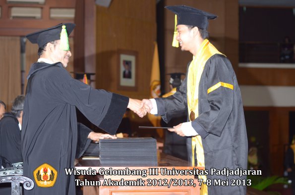 wisuda-unpad-gel-iii-ta-2012_2013-fakultas-ilmu-komunikasi-oleh-dekan-105