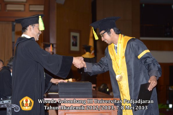 wisuda-unpad-gel-iii-ta-2012_2013-fakultas-ilmu-komunikasi-oleh-dekan-106