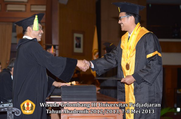 wisuda-unpad-gel-iii-ta-2012_2013-fakultas-ilmu-komunikasi-oleh-dekan-107