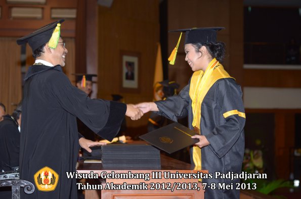 wisuda-unpad-gel-iii-ta-2012_2013-fakultas-ilmu-komunikasi-oleh-dekan-109