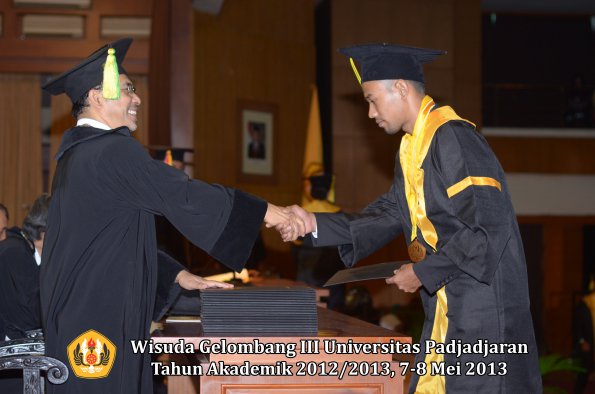 wisuda-unpad-gel-iii-ta-2012_2013-fakultas-ilmu-komunikasi-oleh-dekan-110