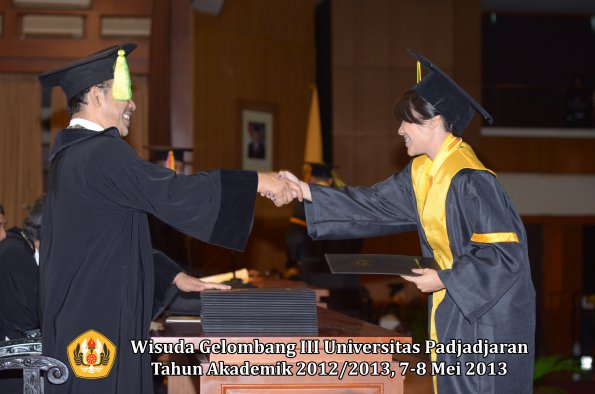 wisuda-unpad-gel-iii-ta-2012_2013-fakultas-ilmu-komunikasi-oleh-dekan-111