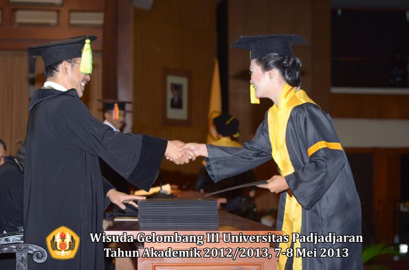 wisuda-unpad-gel-iii-ta-2012_2013-fakultas-ilmu-komunikasi-oleh-dekan-112