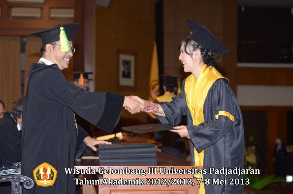 wisuda-unpad-gel-iii-ta-2012_2013-fakultas-ilmu-komunikasi-oleh-dekan-113