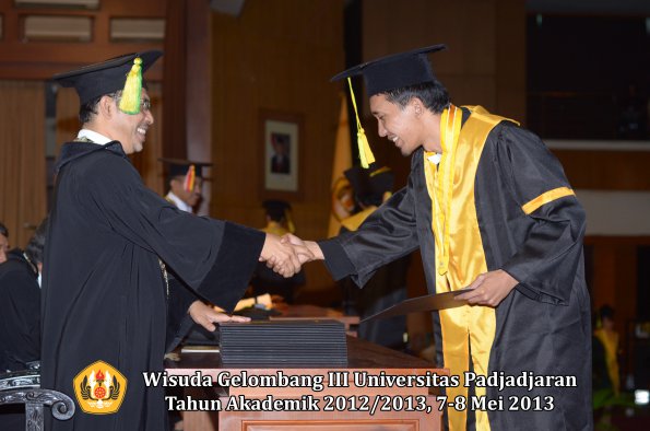 wisuda-unpad-gel-iii-ta-2012_2013-fakultas-ilmu-komunikasi-oleh-dekan-114