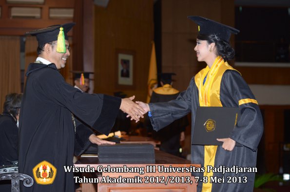 wisuda-unpad-gel-iii-ta-2012_2013-fakultas-ilmu-komunikasi-oleh-dekan-115