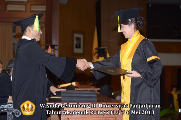 wisuda-unpad-gel-iii-ta-2012_2013-fakultas-ilmu-komunikasi-oleh-dekan-116