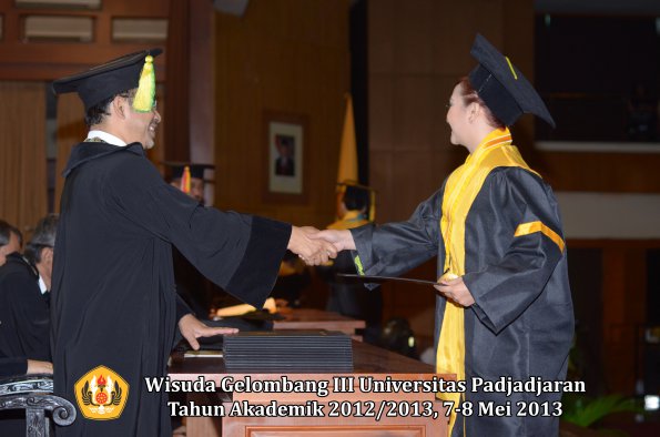 wisuda-unpad-gel-iii-ta-2012_2013-fakultas-ilmu-komunikasi-oleh-dekan-118