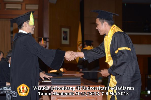 wisuda-unpad-gel-iii-ta-2012_2013-fakultas-ilmu-komunikasi-oleh-dekan-120