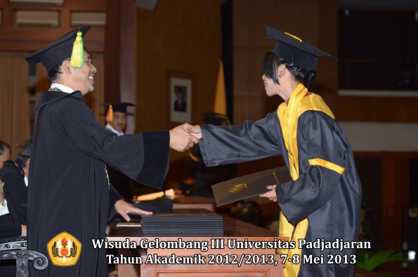 wisuda-unpad-gel-iii-ta-2012_2013-fakultas-ilmu-komunikasi-oleh-dekan-121