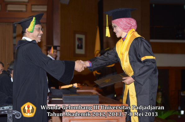 wisuda-unpad-gel-iii-ta-2012_2013-fakultas-ilmu-komunikasi-oleh-dekan-122