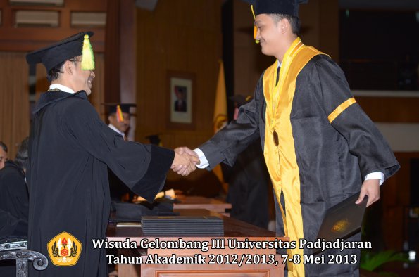 wisuda-unpad-gel-iii-ta-2012_2013-fakultas-ilmu-komunikasi-oleh-dekan-123