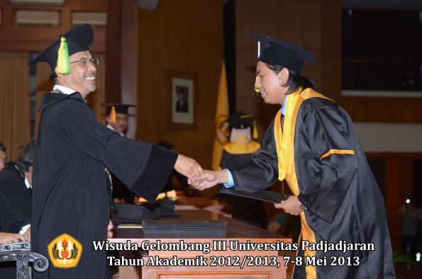 wisuda-unpad-gel-iii-ta-2012_2013-fakultas-ilmu-komunikasi-oleh-dekan-126