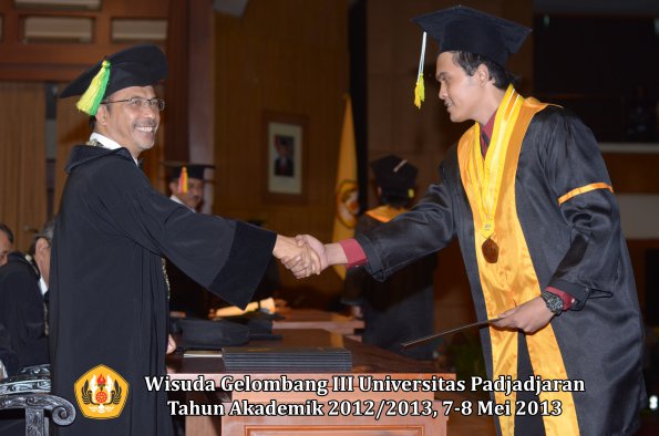 wisuda-unpad-gel-iii-ta-2012_2013-fakultas-ilmu-komunikasi-oleh-dekan-127