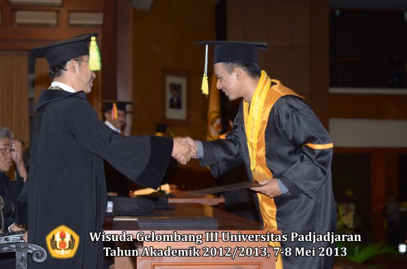 wisuda-unpad-gel-iii-ta-2012_2013-fakultas-ilmu-komunikasi-oleh-dekan-129