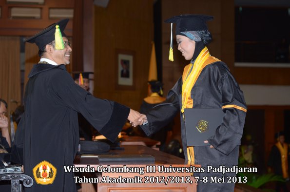 wisuda-unpad-gel-iii-ta-2012_2013-fakultas-ilmu-komunikasi-oleh-dekan-130