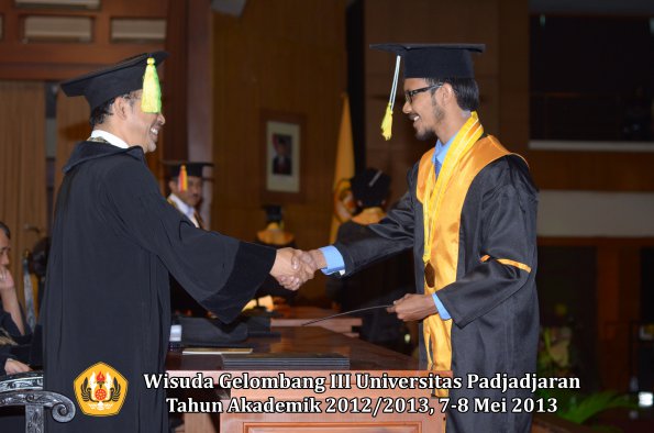 wisuda-unpad-gel-iii-ta-2012_2013-fakultas-ilmu-komunikasi-oleh-dekan-132