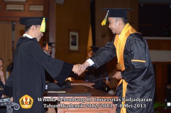 wisuda-unpad-gel-iii-ta-2012_2013-fakultas-ilmu-komunikasi-oleh-dekan-133