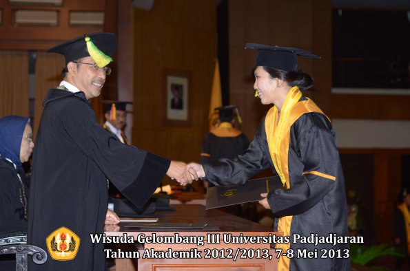 wisuda-unpad-gel-iii-ta-2012_2013-fakultas-ilmu-komunikasi-oleh-dekan-134