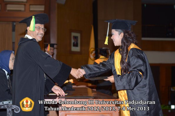 wisuda-unpad-gel-iii-ta-2012_2013-fakultas-ilmu-komunikasi-oleh-dekan-135