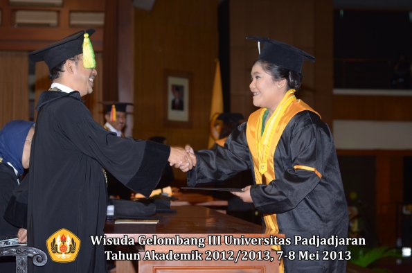 wisuda-unpad-gel-iii-ta-2012_2013-fakultas-ilmu-komunikasi-oleh-dekan-136