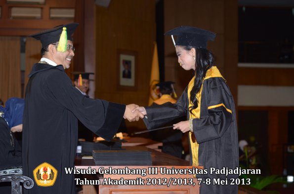 wisuda-unpad-gel-iii-ta-2012_2013-fakultas-ilmu-komunikasi-oleh-dekan-137