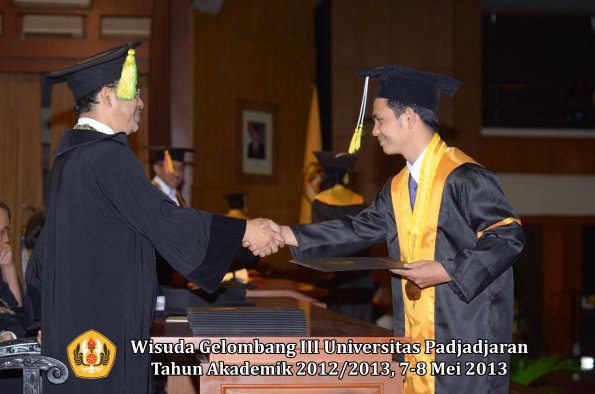 wisuda-unpad-gel-iii-ta-2012_2013-fakultas-ilmu-komunikasi-oleh-dekan-138