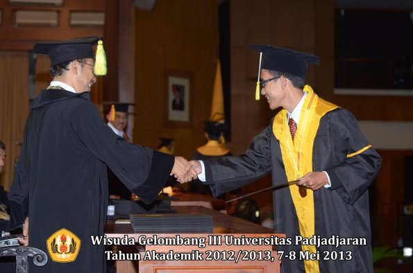 wisuda-unpad-gel-iii-ta-2012_2013-fakultas-ilmu-komunikasi-oleh-dekan-139