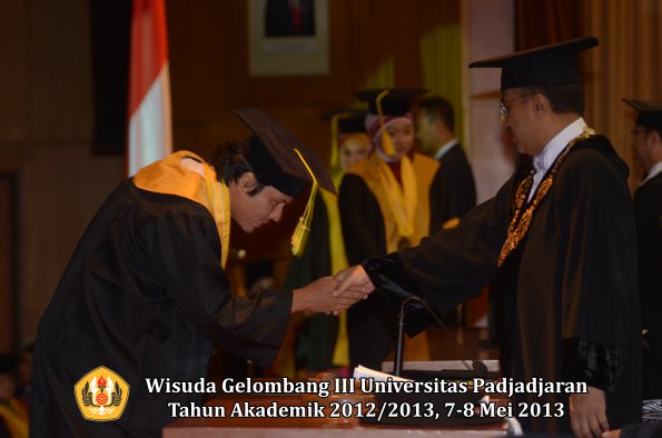 wisuda-unpad-gel-iii-ta-2012_2013-fakultas-ilmu-komunikasi-oleh-rektor-002